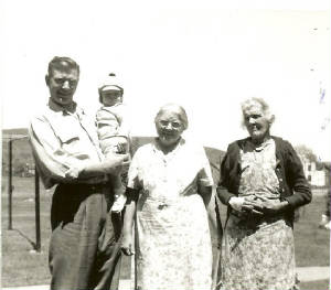 FamilyPix/ken_kenny_maude_poorman_gram_ryan_at_jessamine_st.jpg