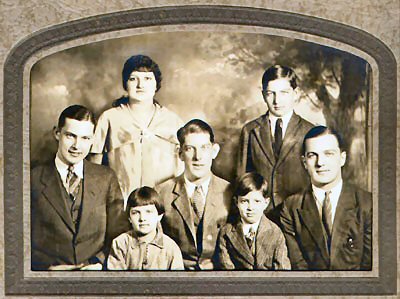 Genealogy/ErnieBonnellsFamily1930.jpg